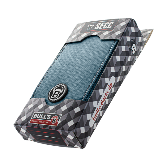 66346_Bulls_SECC_Dartcase_Green_4 Die Abbildung zeigt das Produkt "Bulls SECC Dartcase" in seiner Verpackung. Das Dartcase ist blau und wird in einer stilvollen Schachtel mit geometrischem Muster präsentiert.