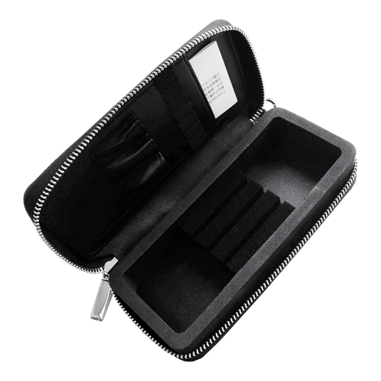 Cameo Business Case Pro3 Das Bild zeigt ein schwarzes Etui mit Reißverschluss, das im Inneren Fächer für Karten und andere kleine Gegenstände hat. Der Innenraum ist mit Schaumstoff ausgekleidet und für eine geordnete Aufbewahrung unterteilt.