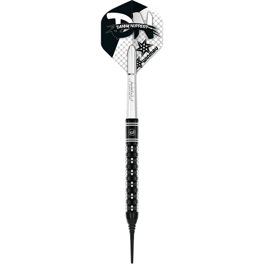 2459_Winmau_Danny_Noppert_Freeze_Edition_Softdarts_15EXObsiD75uNm Das Bild zeigt den Winmau Danny Noppert Freeze Edition Softdart mit einem Gewicht von 20g. Der Dartpfeil hat ein auffälliges schwarzes und silbernes Design mit dem Namen "Danny Noppert" auf dem Flight.