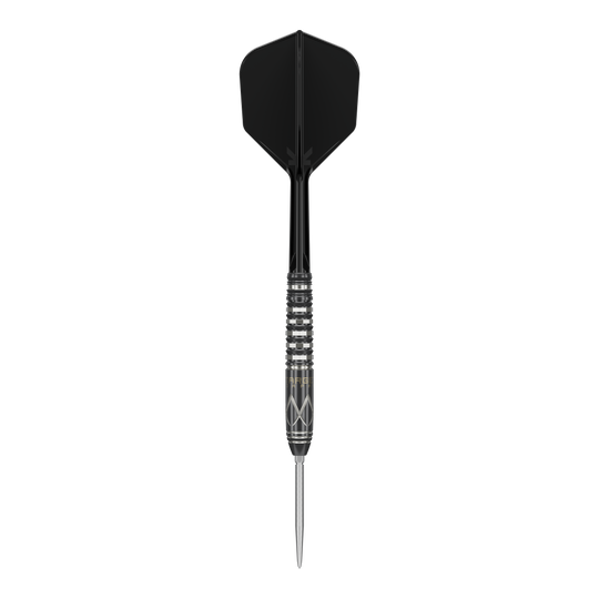 Target Japan Black Marque Chaos Swiss Point Steeldarts Das Bild zeigt einen Target Japan Black Marque Chaos Swiss Point Steeldart. Der Dartpfeil ist schwarz und silber mit einem spitzen Metallende und einer schwarzen Flight.