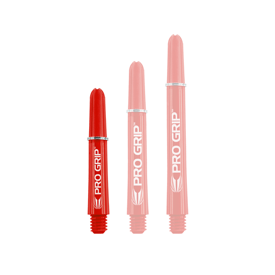 Target Pro Grip Shafts - 3 Sets - Rot Das Bild zeigt drei rote Dart-Schäfte mit der Aufschrift „PRO GRIP“. Sie stehen nebeneinander und haben unterschiedliche Längen.