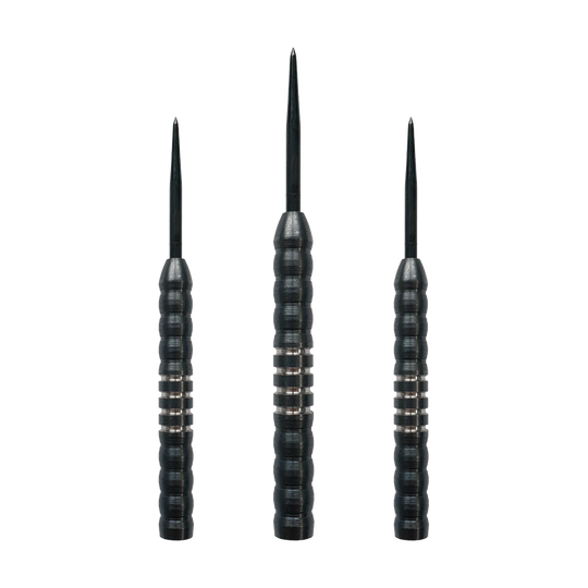 Ocelové hlavně na šipky McDart Midnight V1 Das Bild zeigt drei Steeldart-Barrels des Produkts „McDart Midnight V1 Steeldart Barrels“. Die Barrels sind schwarz mit silbernen Rillen und haben eine gerillte Oberfläche für besseren Halt.