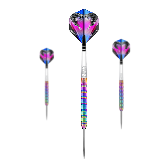Red Dragon Peter Wright Snakebite 1 Rainbow Steeldarts Das Bild zeigt drei Steeldarts des Produkts "Red Dragon Peter Wright Snakebite 1 Rainbow". Die Darts haben einen bunten, regenbogenfarbenen Schaft und Flights mit Schlangenkopf-Design.