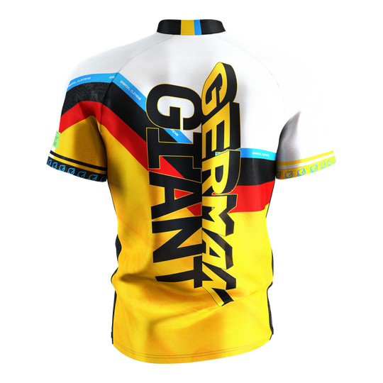 Koszulka do darta Target Coolplay Gabriel Clemens 2025 Das Bild zeigt das "Target Coolplay Gabriel Clemens 2025 Dartshirt" von hinten. Auf dem Shirt steht in großen Buchstaben "German Giant" und es ist in den Farben der deutschen Flagge gestaltet.