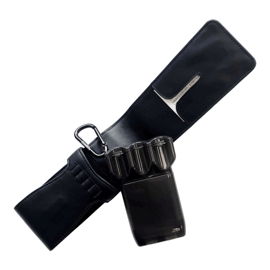 Cameo Thread Dartcase Das Bild zeigt ein schwarzes Dart-Etui mit einem Kunststoff-Behälter und Karabiner. Das Etui ist offen dargestellt, sodass das Innere sichtbar ist.