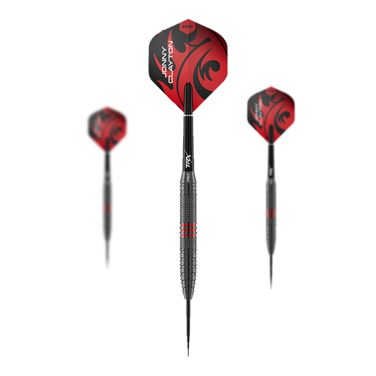 Das Bild zeigt ein Set der Red Dragon Jonny Clayton Core Brass Steeldarts mit 21g Gewicht. Es sind drei Darts mit goldener Griffzone und roten Flights dargestellt.