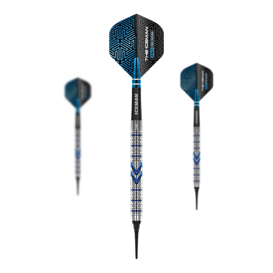 Šipky Red Dragon Gerwyn Price Iceman Midnight Edition měkké - 20g Das Bild zeigt drei Softdarts des Modells "Red Dragon Gerwyn Price Iceman Midnight Edition" mit 20g Gewicht. Die Darts sind silber, blau und schwarz und haben ein auffälliges, modernes Design.
