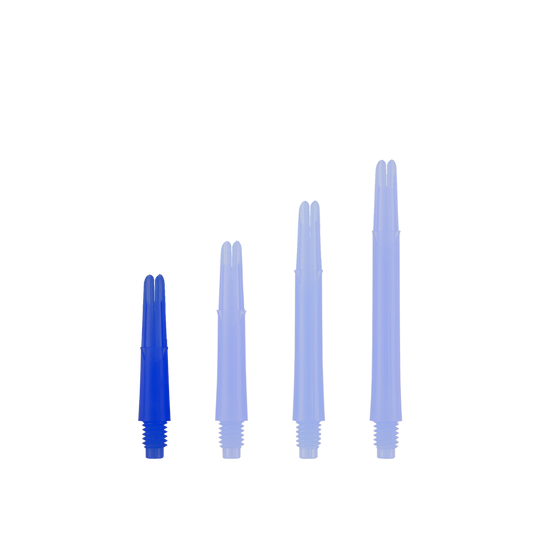 Auf dem Bild sind vier blaue, gerade Dartschäfte in unterschiedlichen Längen zu sehen. Sie stehen nebeneinander auf weißem Hintergrund.