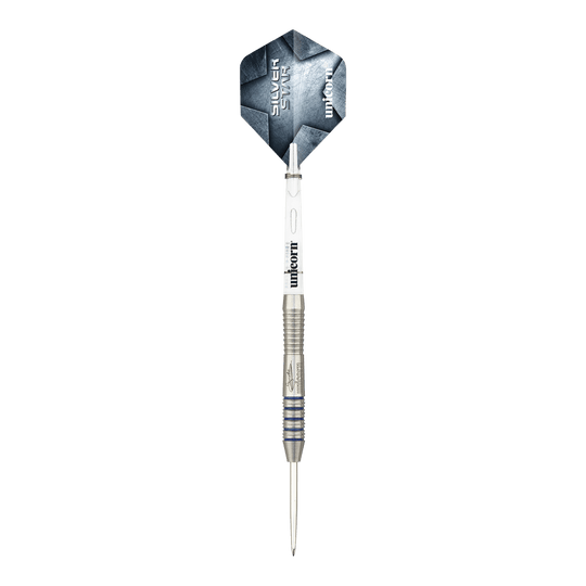 Das Bild zeigt die Unicorn Silver Star Var.3 Gary Anderson Steeldarts. Die silberfarbenen Darts sind auf einer weißen Fläche angeordnet.