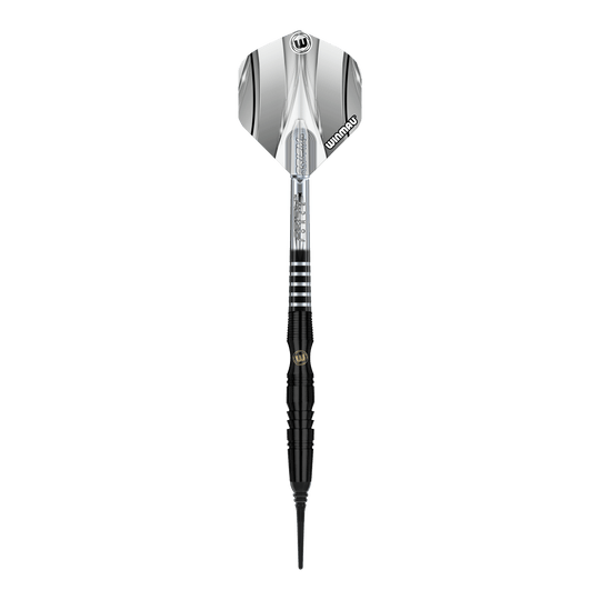 Měkké šipky Winmau Sniper Black - 20g Das Bild zeigt einen Winmau Sniper Black Softdart mit einem Gewicht von 20 Gramm. Der Dart ist überwiegend schwarz mit silbernen Akzenten und besitzt eine schwarze Softspitze.