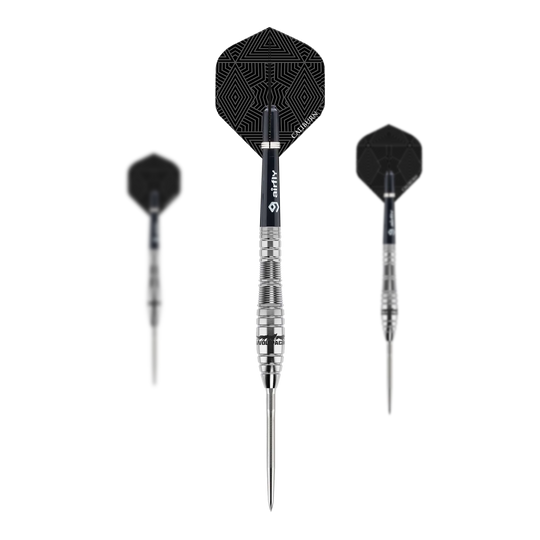 Das Bild zeigt drei Steeldarts des Produkts "Caliburn Wolfpack W2 Steeldarts - 22g". Die Darts haben silberne Spitzen und schwarze Flights mit geometrischem Muster.