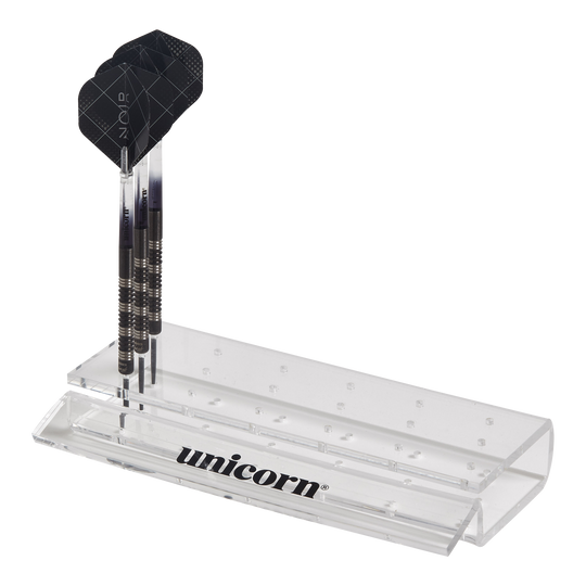 Stojan na šipky s akrylovým motivem jednorožce Das Bild zeigt einen durchsichtigen Acryl-Dartständer der Marke Unicorn. Im Ständer sind drei Dartpfeile ordentlich aufgestellt.