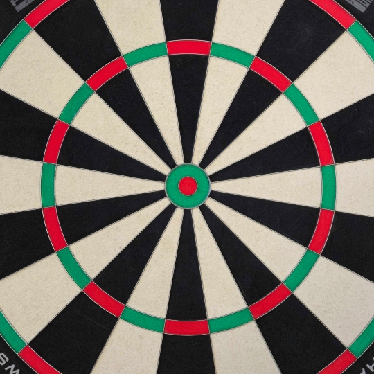 Diana de acero Harrows Fortis Das Harrows Fortis Steeldartboard wird hier von vorne gezeigt. Es eignet sich hervorragend für professionelle und Freizeitspieler.