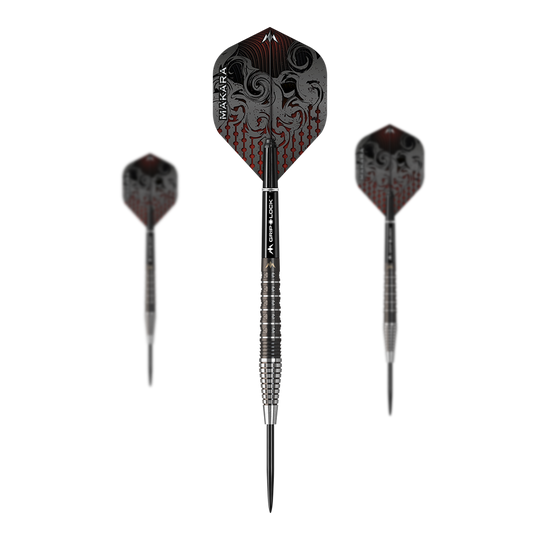 Mission Makara M2 Steeldarts - 23g Das Bild zeigt drei Steeldarts des Produkts "Mission Makara M2 - 23g". Die Darts haben schwarze Flights mit einem roten Muster und einem silber-schwarzen Barrel.