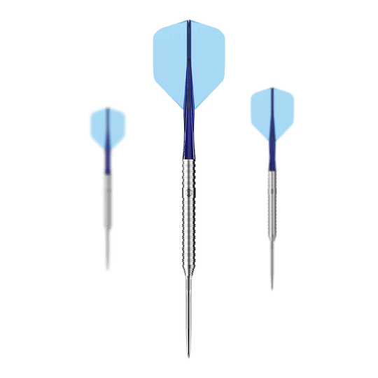Ocelové šipky Caliburn Forge F3 - 22g Das Bild zeigt drei Caliburn Forge F3 Steeldarts mit einem Gewicht von 22g. Die Darts haben blaue Flights und silberne, gerillte Spitzen.