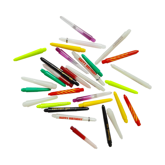 360_Shaft_-berraschungs_Pack_10Sets_1 Das Bild zeigt eine bunte Auswahl an Dart-Schäften in verschiedenen Farben und Designs. Es handelt sich um das Produkt "Shaft Überraschungspaket (10 Sets)".