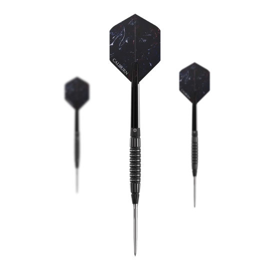 Dardos de acero Caliburn Sword S3 - 23 g Das Bild zeigt drei Steeldarts des Modells "Caliburn Sword S3" mit einem Gewicht von 23g. Die Darts haben ein schwarzes Design mit silbernen Spitzen und dunklen Flights.