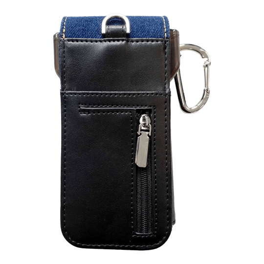 Pouzdro na šipky Cameo Acento Denim Das Bild zeigt ein elegantes Dart-Etui aus schwarzem Leder mit einem Reißverschlussfach. Am oberen Rand befindet sich ein Karabinerhaken und ein Einsatz aus dunkelblauem Denim-Stoff.