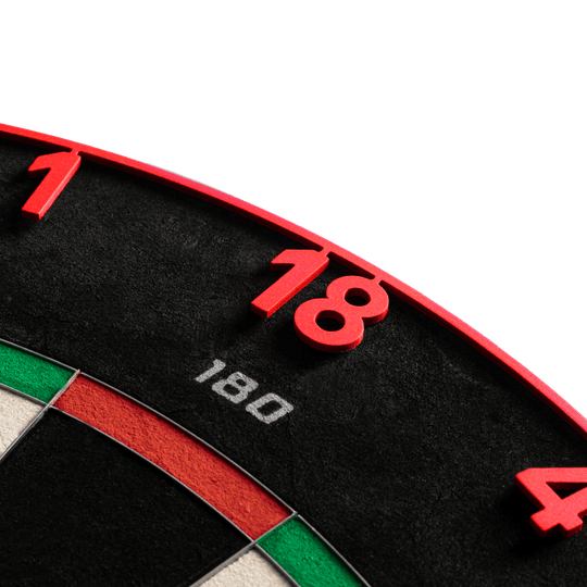 Dieses Bild zeigt das Precise 180 Endorphine Steeldartboard mit Nummernring in Inferno Red. Das Dartboard eignet sich ideal für anspruchsvolle Dartspieler.