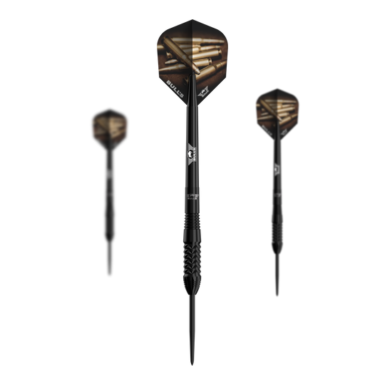 Dardos de acero Bulls NL Caliber Black Das Bild zeigt drei schwarze Steeldarts des Modells "Bulls NL Caliber". Die Flights der Darts haben ein Muster mit Patronenhülsen und das Design ist insgesamt modern und sportlich.