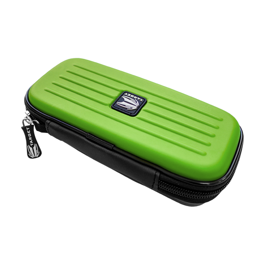 125827_Target_Takoma_Dartwallet_Gr-n_2 Das Bild zeigt ein Target Takoma Dartwallet in grüner Farbe. Das Etui hat ein robustes Design mit Reißverschluss und einem Target-Logo in der Mitte.