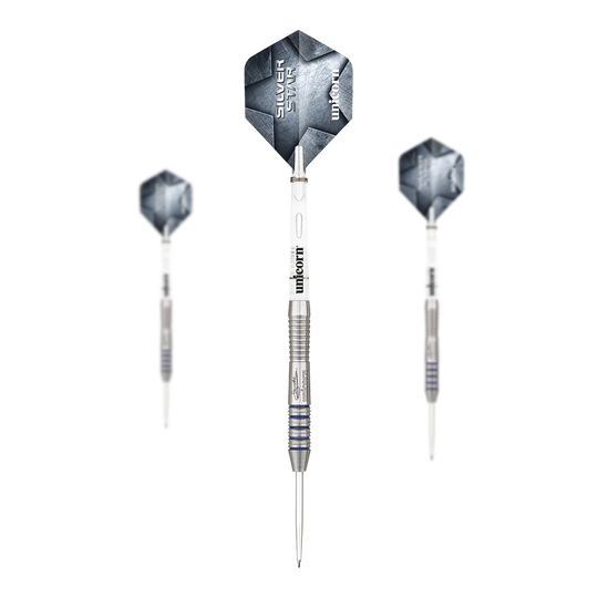 Dardos de acero Unicorn Silver Star Var.2 Gary Anderson Auf dem Bild sind drei silberne Steeldarts mit schwarzen Flights zu sehen. Auf den Flights steht "Silver Star" und "Unicorn".