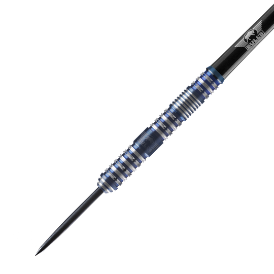 Bulls NL Silvian Steeldarts Das Bild zeigt einen Bulls NL Silvian Steeldart. Der Dartpfeil hat eine blaue und silberne Griffzone mit vielen Rillen für besseren Halt.