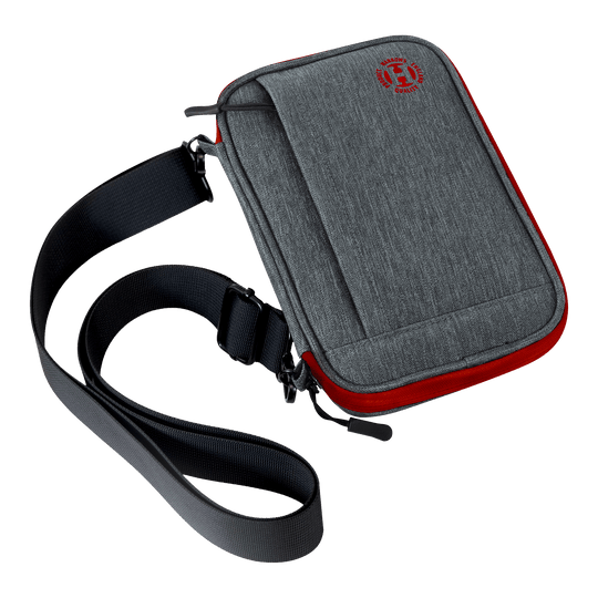 Harrows Smart Case XL dart wallet Das Bild zeigt eine graue Darttasche mit roten Akzenten und einem schwarzen Schultergurt. Auf der Vorderseite ist ein rundes rotes Logo sichtbar.