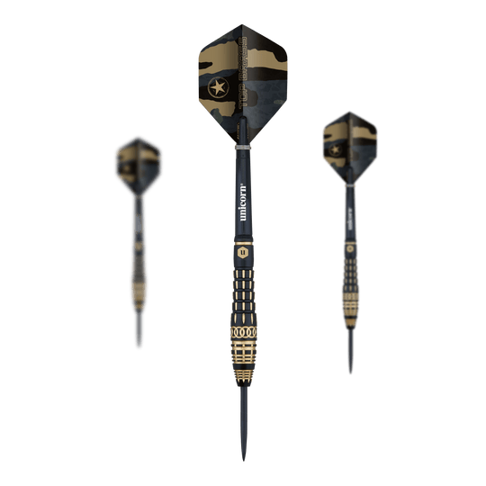 Steeldarts Unicorn Top Brass V4 - 20g Das Bild zeigt den Dartpfeil „Unicorn Top Brass V4 Steeldarts - 20g“. Der Pfeil hat eine schwarze und goldene Farbe sowie ein Tarnmuster auf dem Flight.