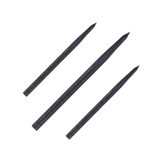 Punte per freccette in acciaio Unicorn Volute Noir Das Bild zeigt drei schwarze Steeldartspitzen des Produkts „Unicorn Volute Noir“. Sie sind länglich, spitz zulaufend und aus Metall gefertigt.