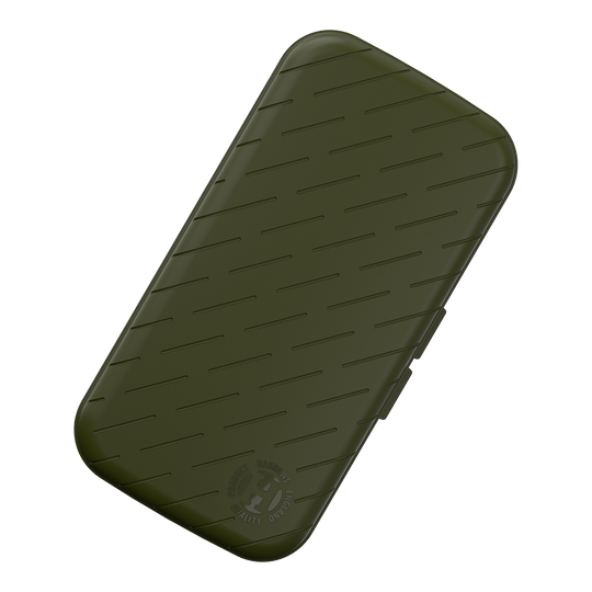 Étui à fléchettes Harrows Slimcase Das Bild zeigt ein schlankes, grünes Etui mit leicht abgeschrägten Kanten und schrägen Linien als Muster. In der unteren Ecke befindet sich ein rundes Logo mit der Aufschrift "HARROWS ORIGINAL QUALITY PRODUCT".
