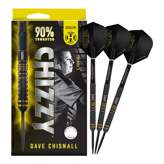 Stalowe lotki Harrow's Dave Chisnall Chizzy Series 3 Das Bild zeigt eine Verpackung der Harrows Dave Chisnall Chizzy Series 3 Steeldarts mit einem Porträt von Dave Chisnall. Rechts daneben sind drei schwarze und gelbe Steeldarts abgebildet.