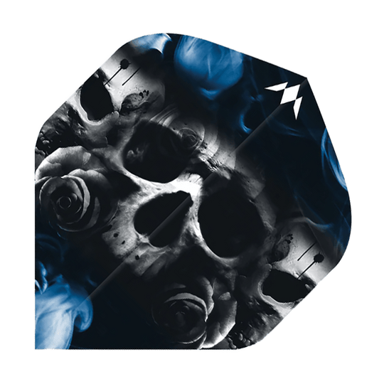 Missione Solo Shaun McDonald No2 Voli Standard Das Bild zeigt einen Dartflight mit einem auffälligen Totenkopf- und Rosenmotiv vor einem blauen Rauchhintergrund. In der oberen rechten Ecke befindet sich ein kleines, weißes Symbol.